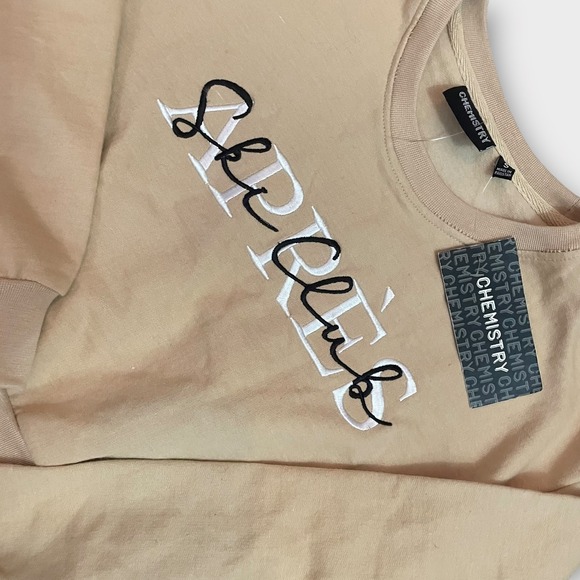 Chemistry Ski Club Apres Ski Sweatshirt Beige Cropped Crew Pullover Top Women - Picture 1 of 5